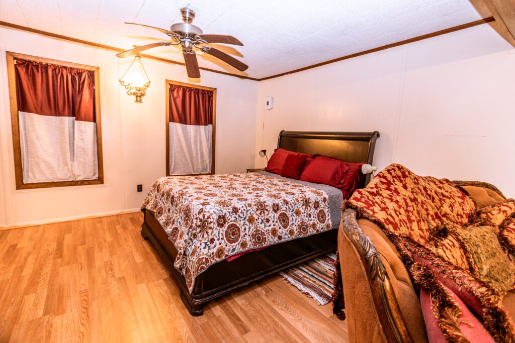 The Arlin Hays Tiny Home in San Augustine - a comfortable bed
