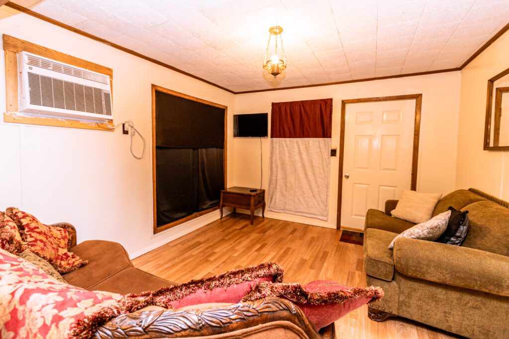 The Arlin Hays Tiny Home in San Augustine - Air Conditioning and streaming your favorite TV show while curled up on a comfortable couch!